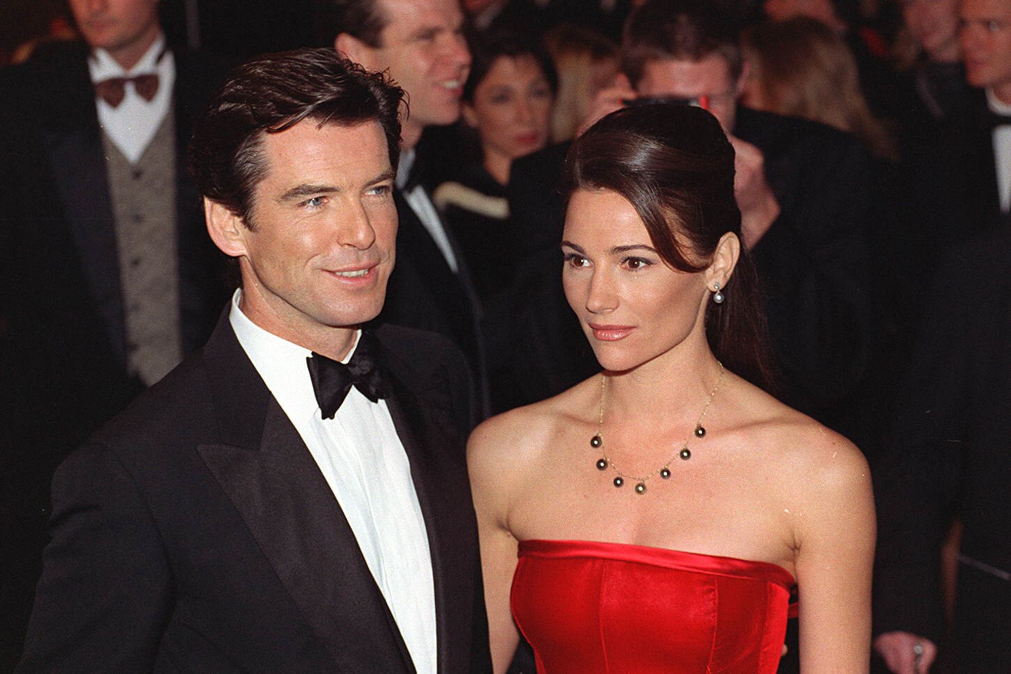 Pierce Brosnan et son épouse Keeley Shaye Smith se promenant ensemble