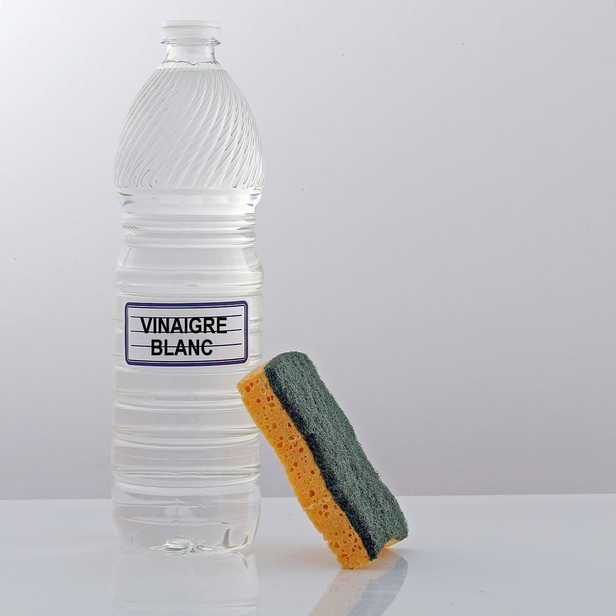 Vinaigre blanc utilisé pour redonner de l'éclat aux couleurs des vêtements