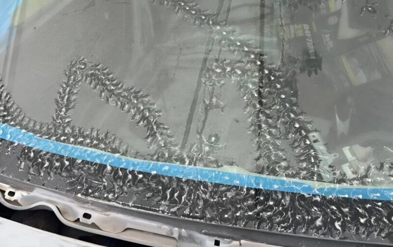 Photo d'une voiture avec des traces mystérieuses