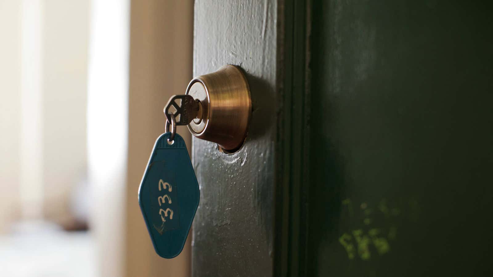 Clé dans une serrure avec une ambiance lumineuse