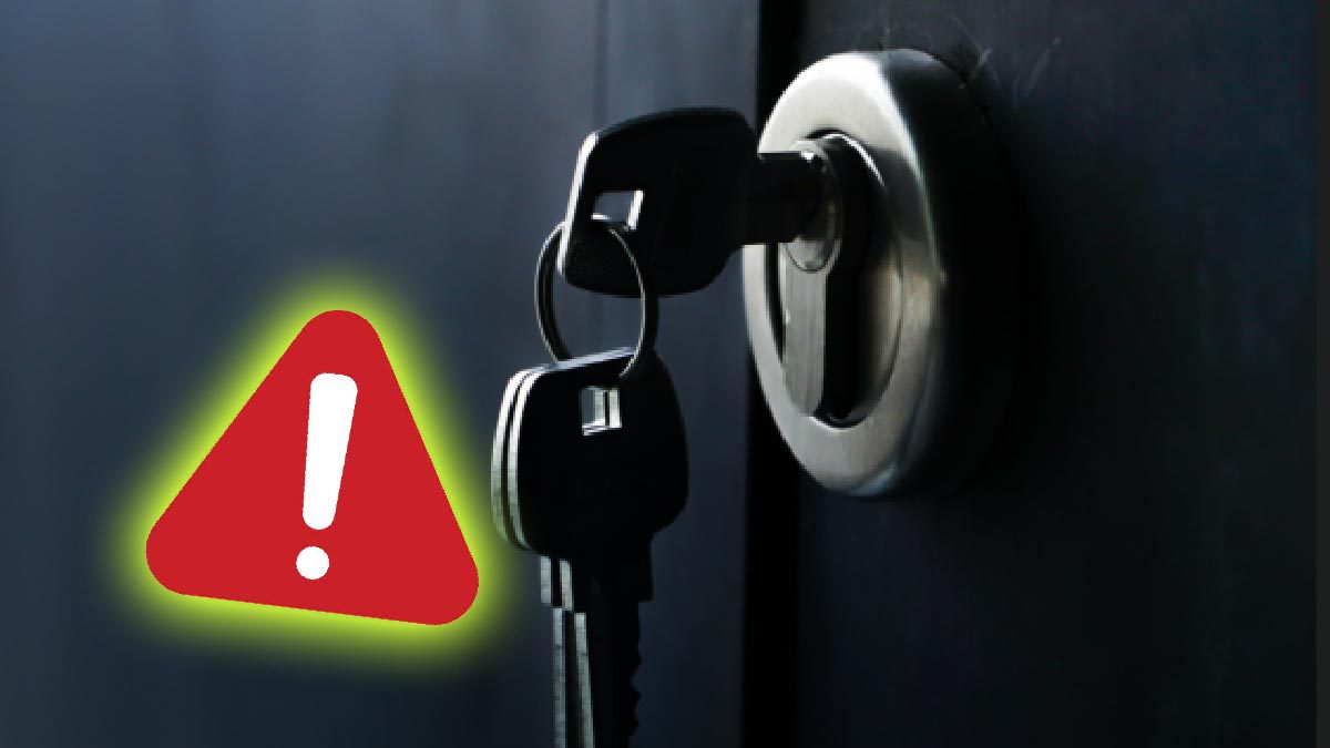 Clé laissée dans une serrure de porte d'entrée