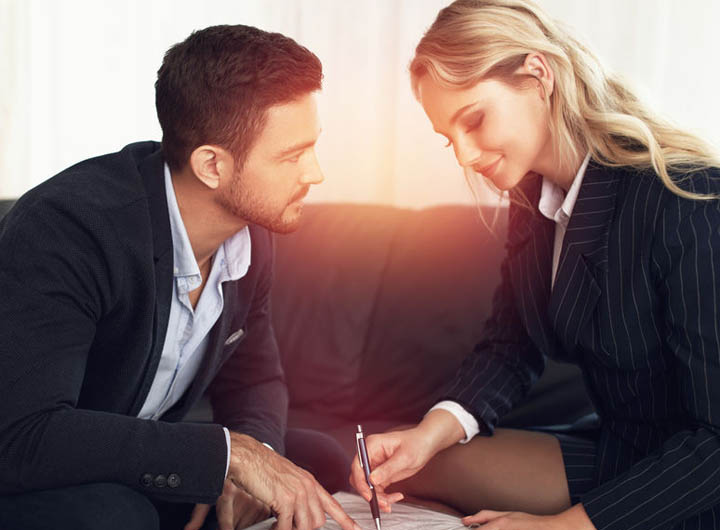 Couple échangeant un regard complice lors d'une conversation