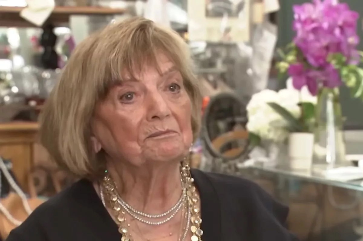 Portrait d'Ann Angeletti, centenaire souriante