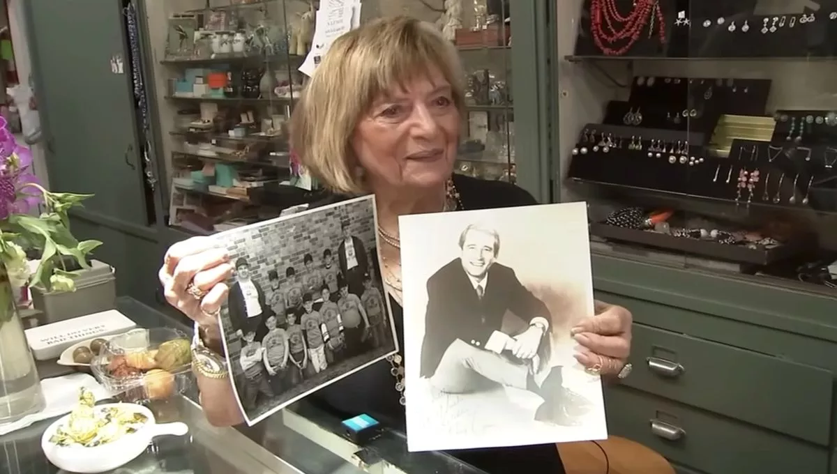 Ann partageant un moment de complicité et un café dans sa boutique