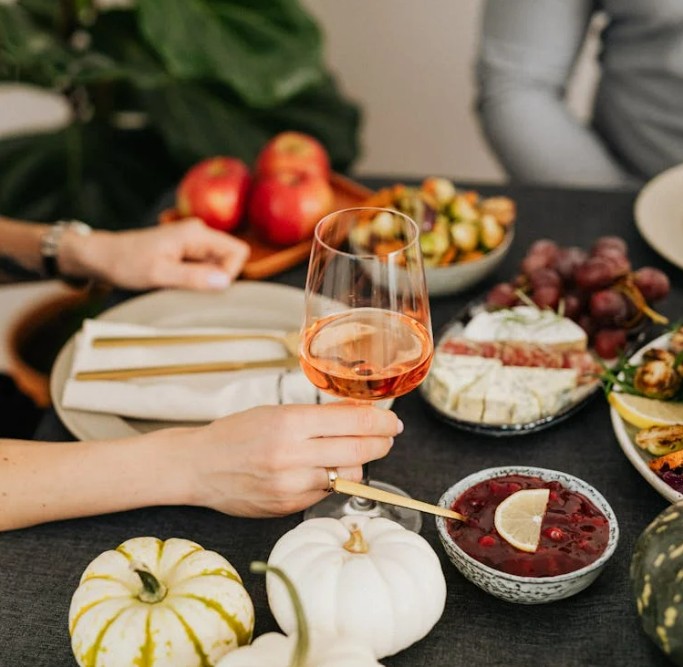 Femme goûtant un aliment, sensibilité au goût
