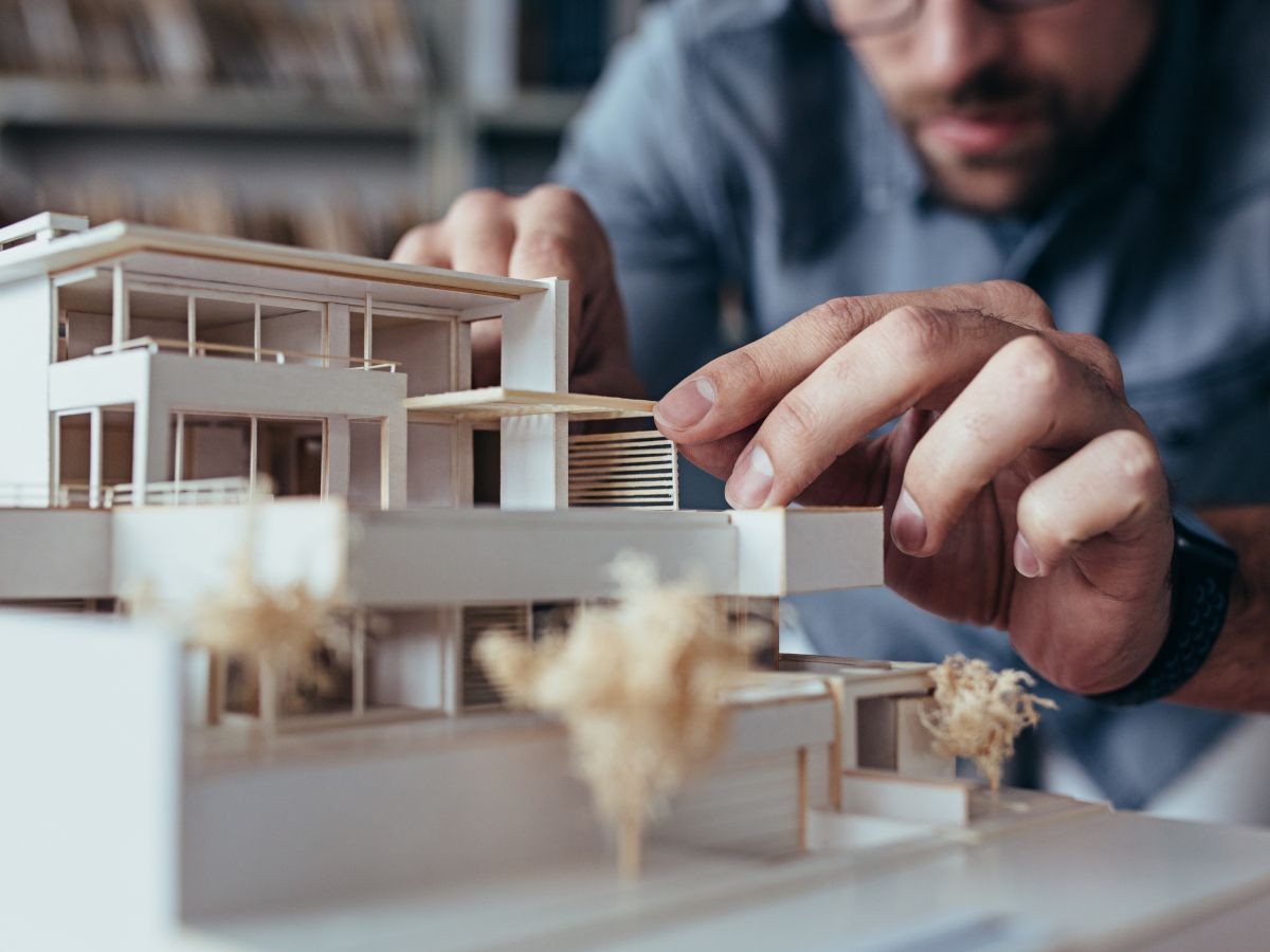 Illustration stylisée d'un architecte ou développeur concevant un projet sur écran