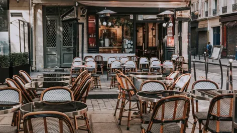 Intérieur chaleureux d'un petit restaurant traditionnel