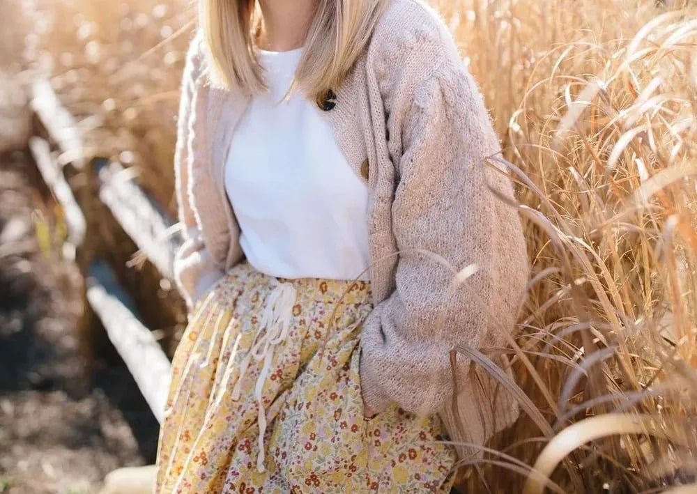 Vêtements classiques et pièces modernes côte à côte