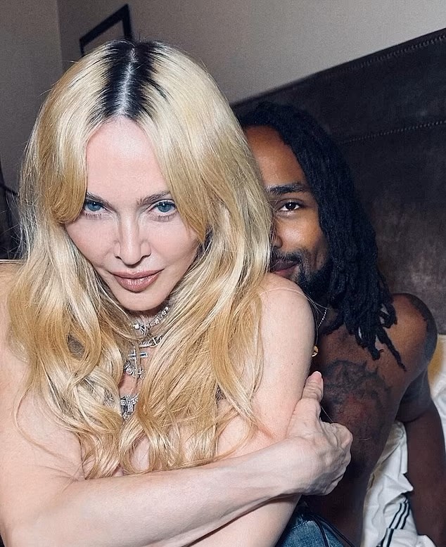 Détail des mains de Madonna sur une photo