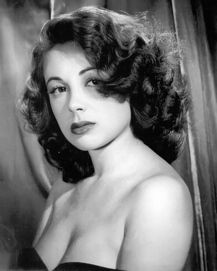 Caren dans un costume d'époque de film