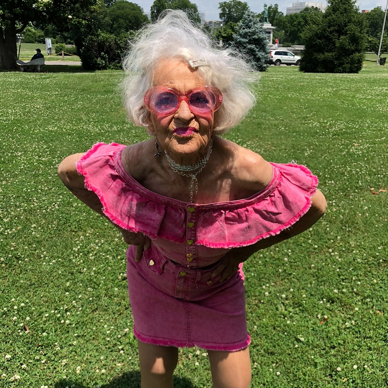 Baddie Winkle pose avec assurance dans une tenue à motifs et un chapeau original