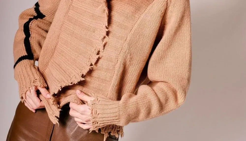 Pull usé à côté d'un pull en bon état