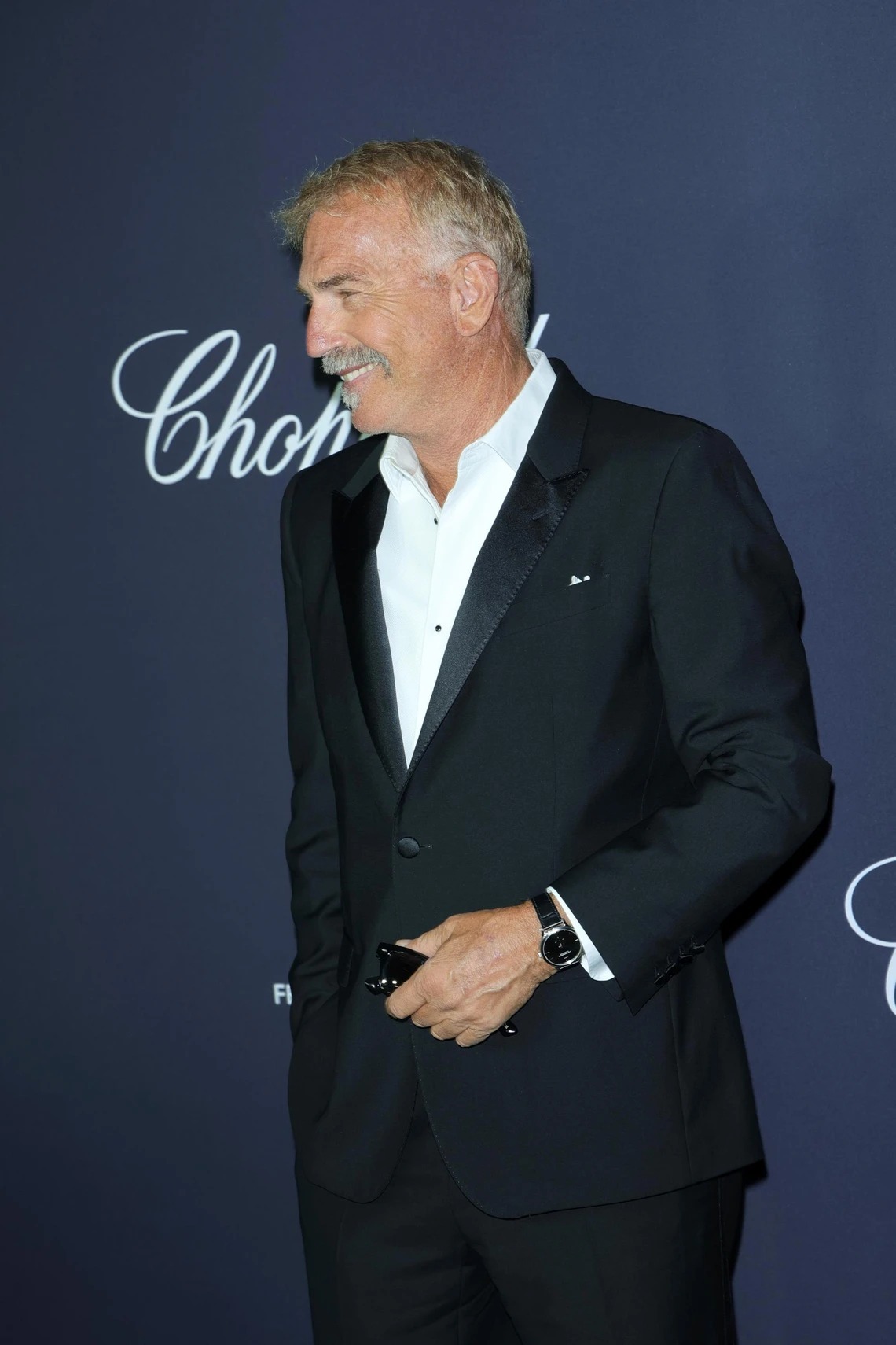 Kevin Costner inspirant sur le tapis rouge de Cannes