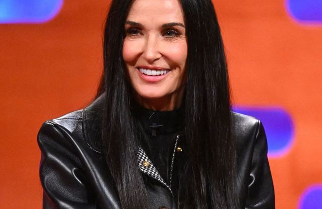 Demi Moore élégante et souriante