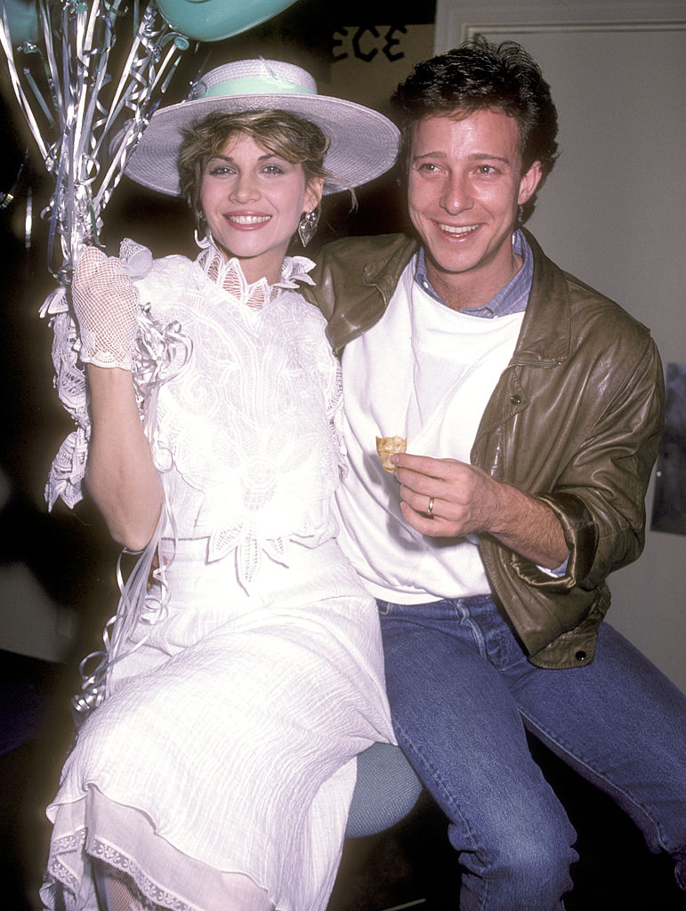 Markie Post et son mari Michael A. Ross souriant ensemble