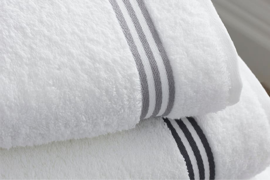 Deux serviettes de bain de couleurs différentes suspendues côte à côte