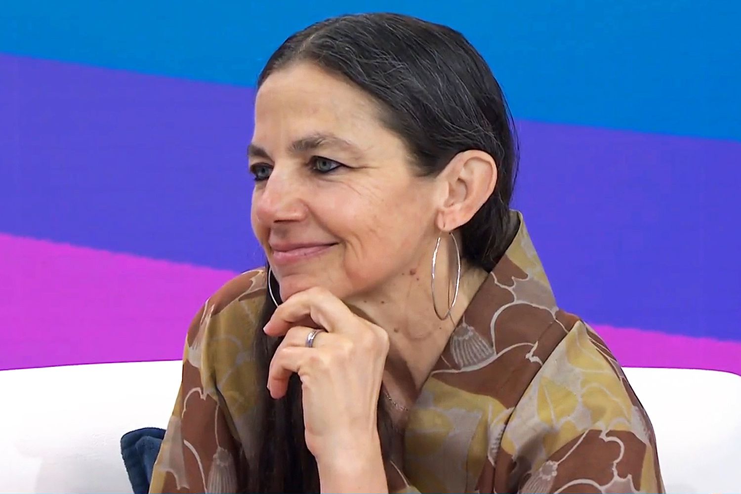 Justine Bateman sur un plateau TV, élégante et sereine