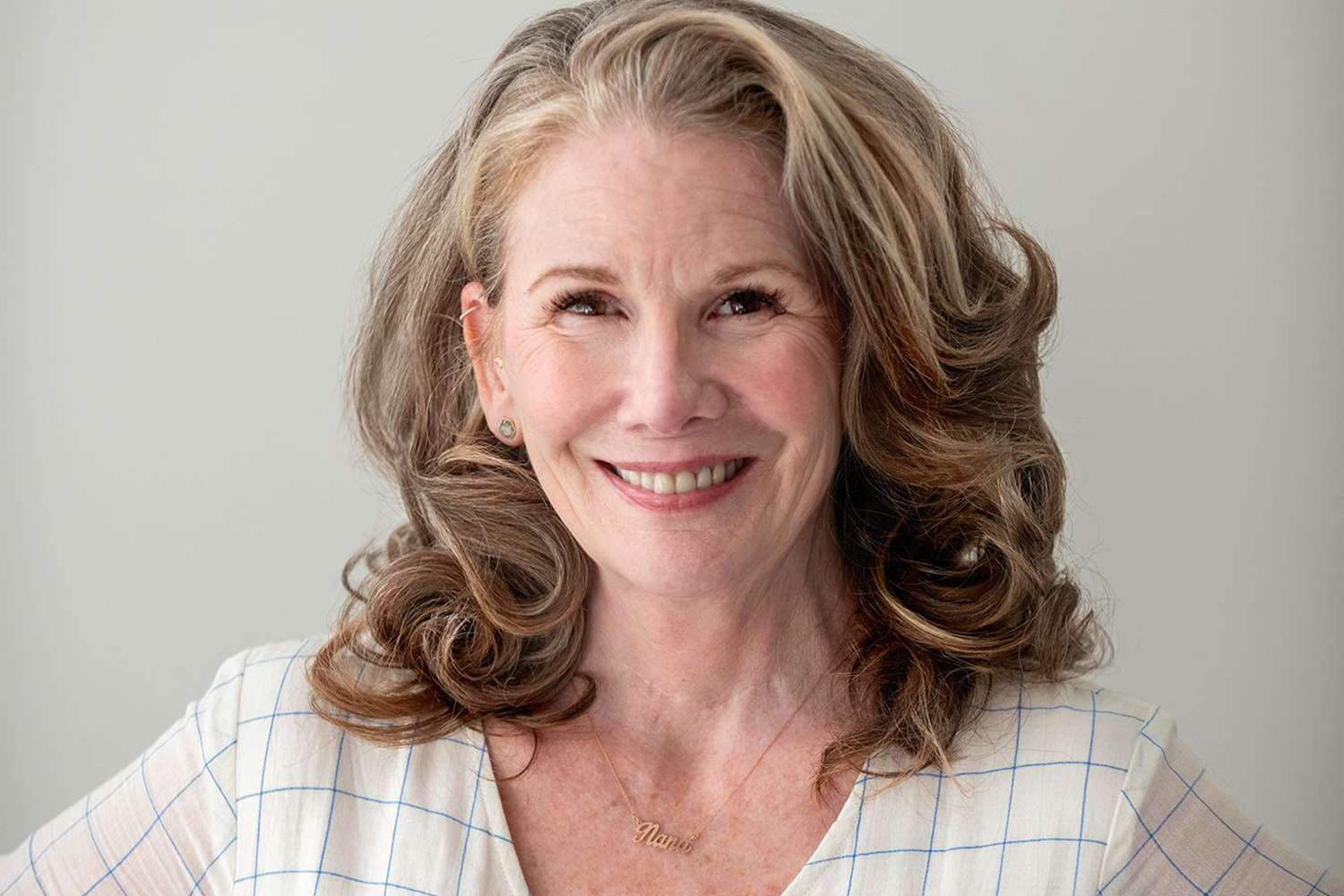 Melissa Gilbert actuelle, rayonnante et naturelle, souriant à l'objectif