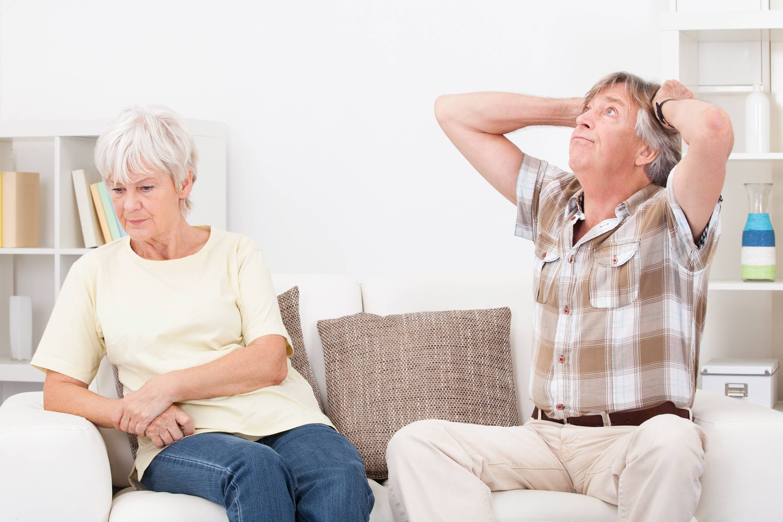 Une main tenant une tasse de café, vue de l'intérieur d'une maison chaleureuse, évoquant la solitude choisie et la paix intérieure.