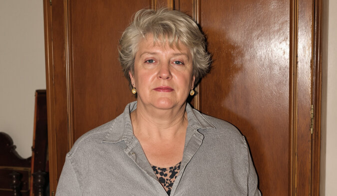 Album photo ancien ouvert et mains feuilletant des archives