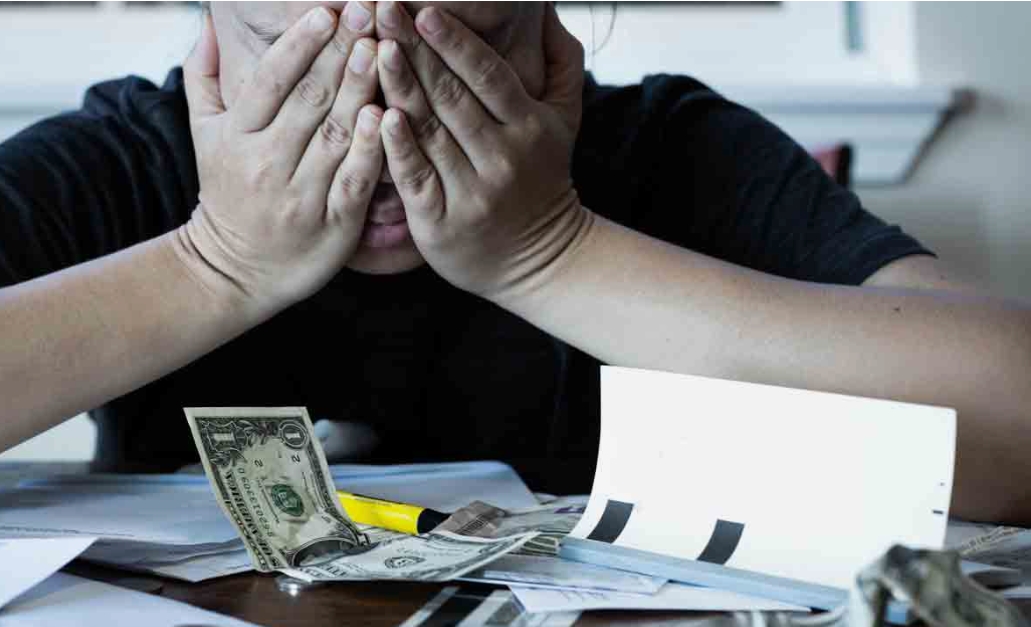 Image montrant une main tendue avec de la monnaie, symbolisant l'aide spontanée