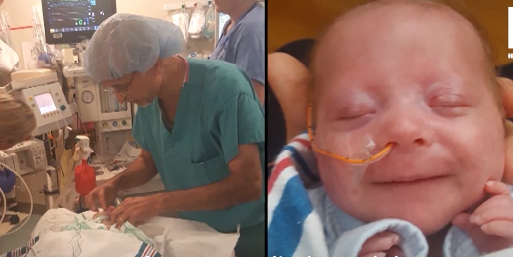 Parents tenant délicatement la main de leur bébé prématuré en couveuse