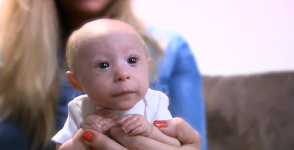 Gros plan sur le visage serein et éveillé du bébé Mathieu