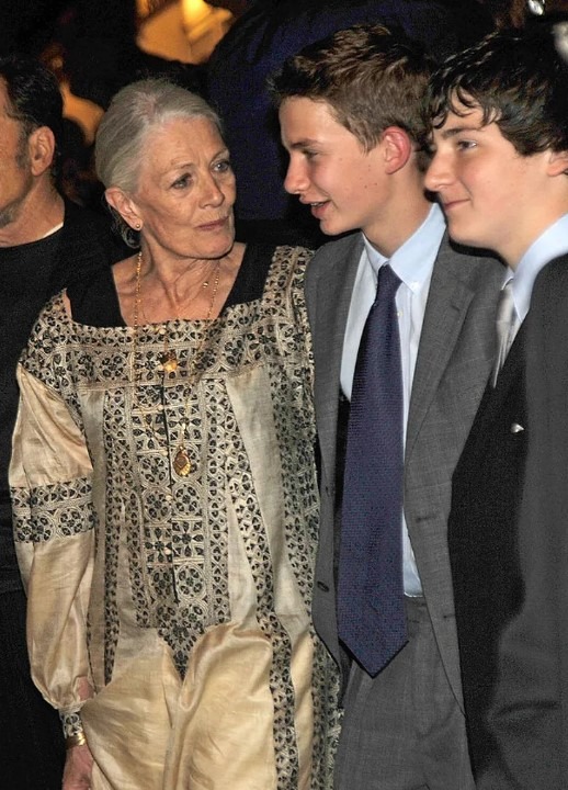 Vanessa Redgrave posant avec élégance