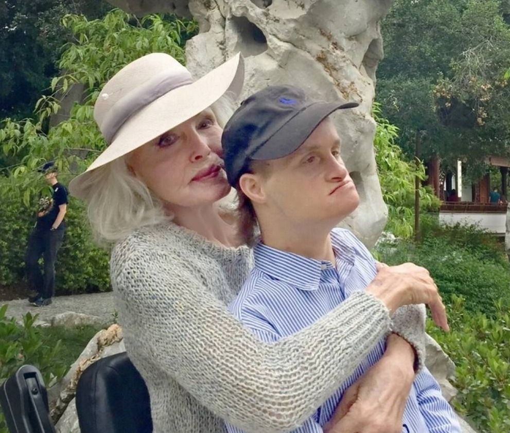 Julie Newmar et son fils, main dans la main