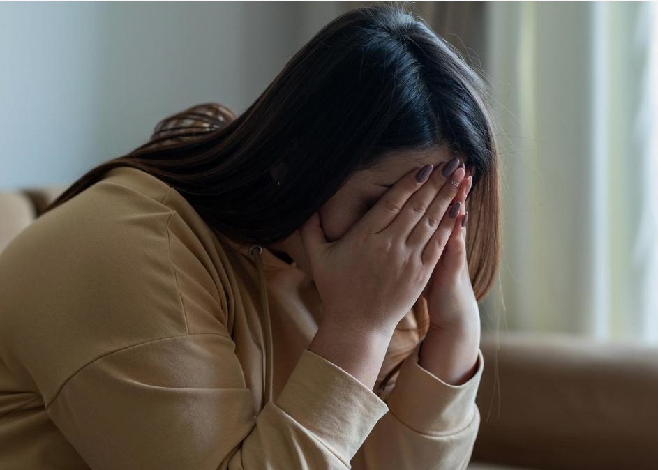 Gros plan sur l'épaule d'un nouveau-né, montrant une petite tache de naissance.