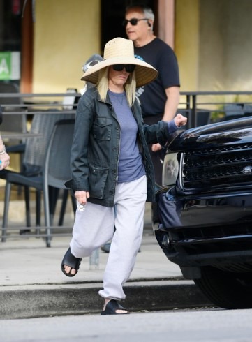 Photo récente de Kim Basinger, souriante et naturelle