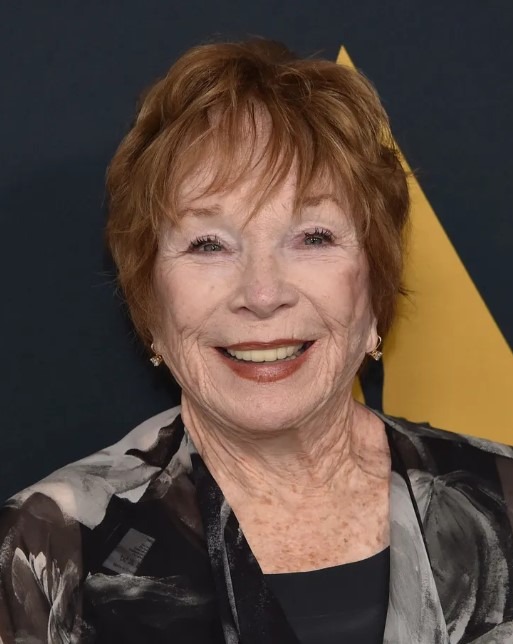 Shirley MacLaine, pose déterminée et libre