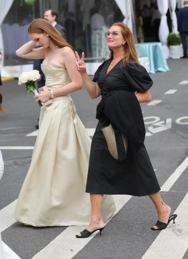 Greer Shields en robe ivoire le jour de sa remise de diplôme