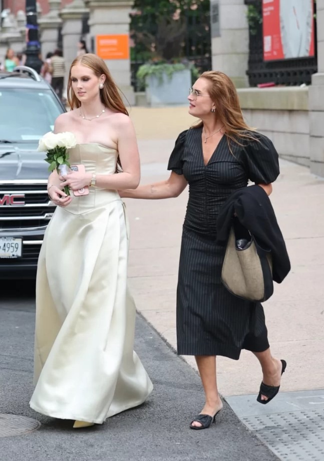 Greer Shields, fille de Brooke, souriante