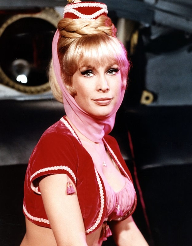 Barbara Eden souriante dans son costume iconique de Jeannie