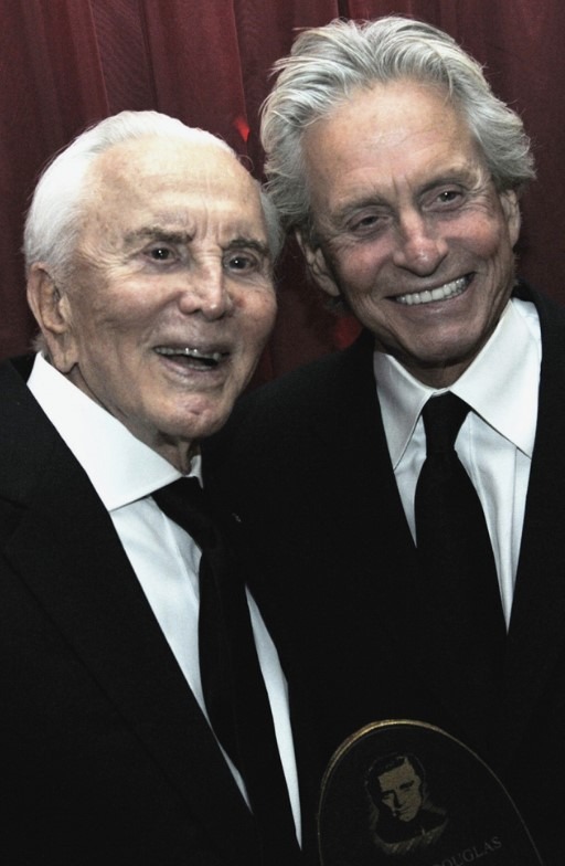 Kirk Douglas, regard franc et déterminé, en costume