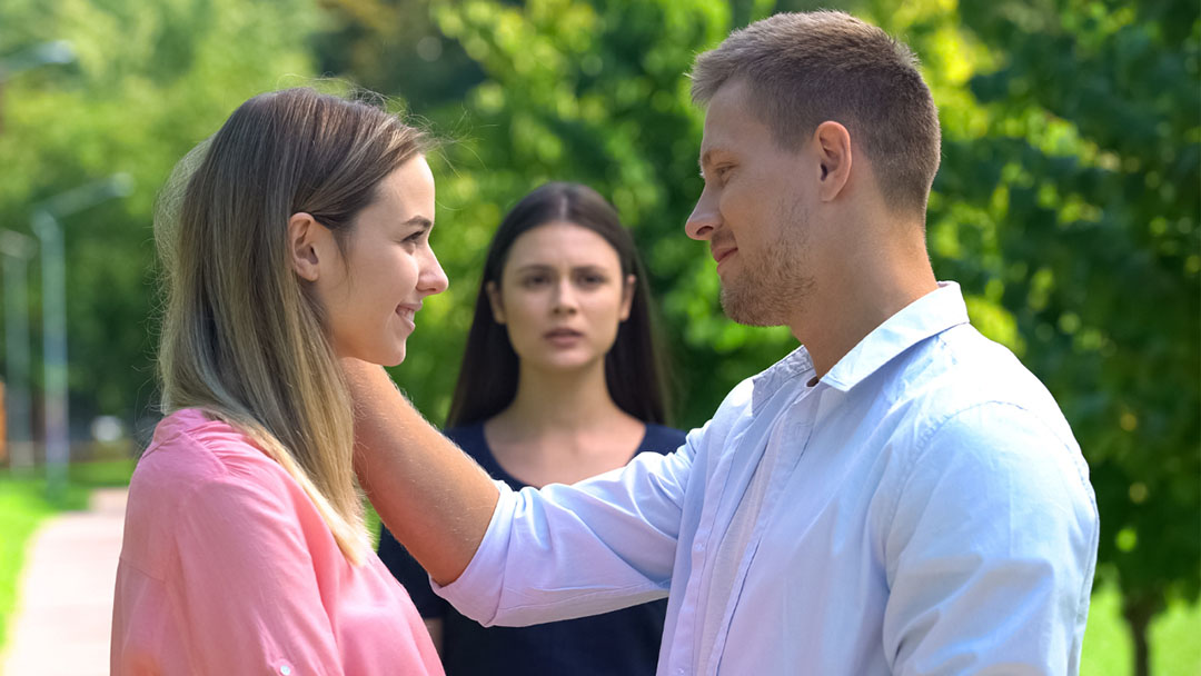 Couple dos à dos, illustrant le manque de communication et la distance dans un couple