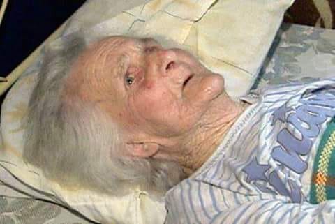 Mains d'une personne âgée et d'un proche se tenant l'une l'autre