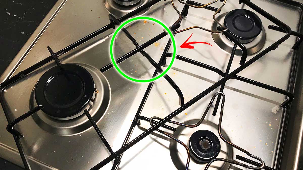 Grilles de cuisinière propres et brillantes, remises en place sur la plaque