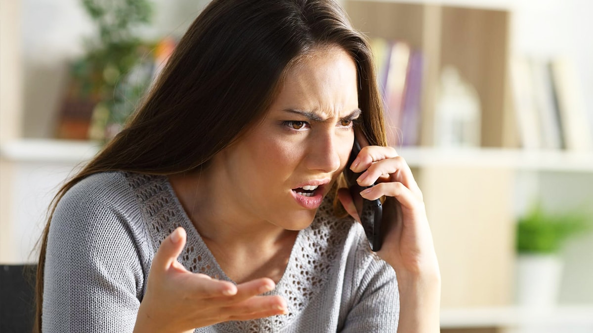 Femme souriante au téléphone, semblant apaisée