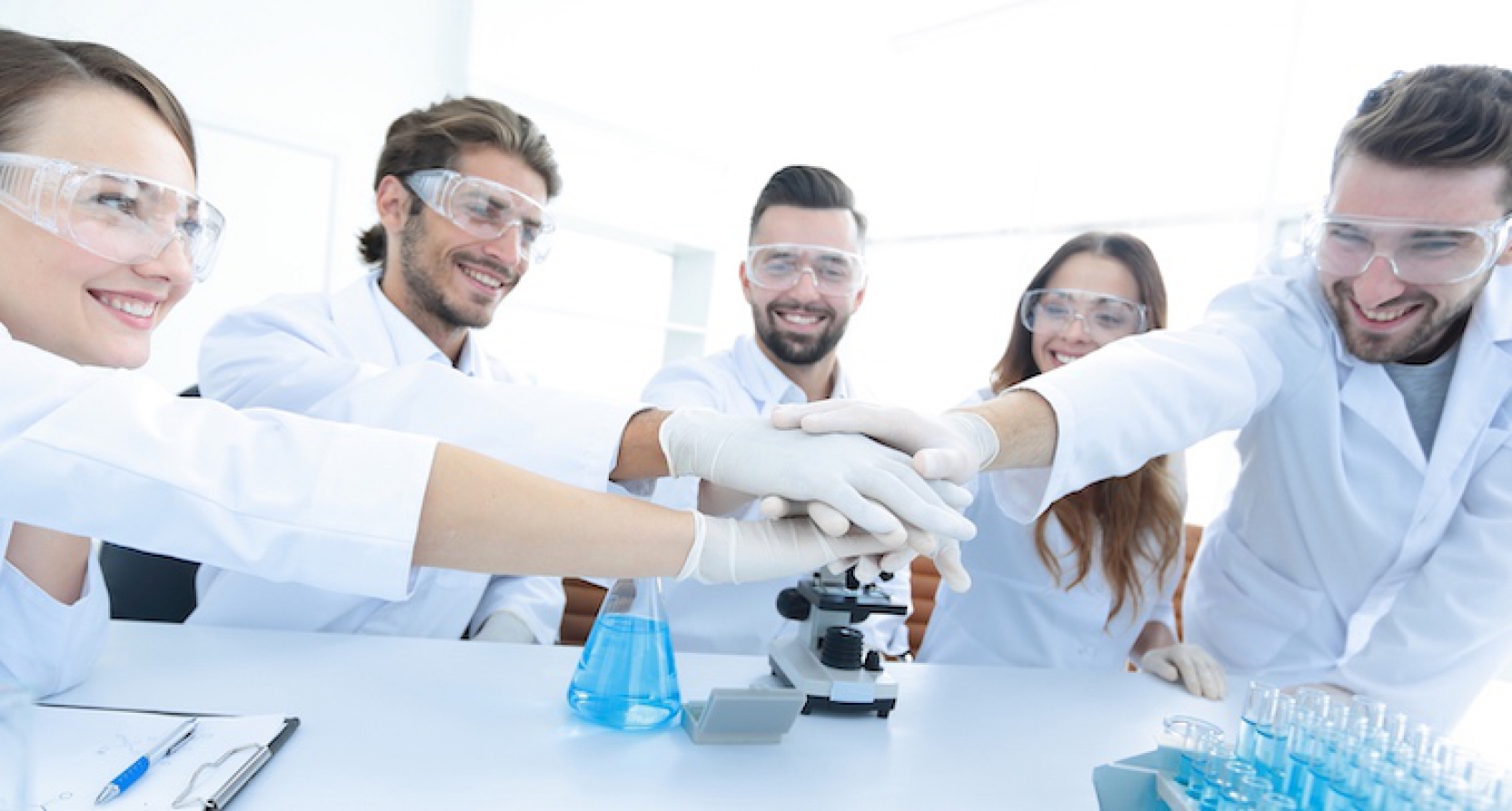 Scientifique en laboratoire observant des échantillons au microscope