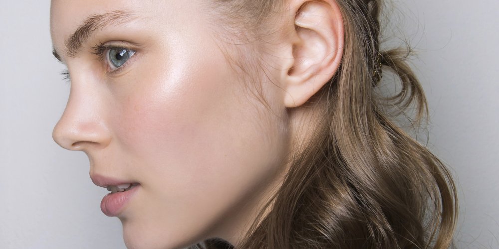 Femme souriante avec un teint frais et lumineux