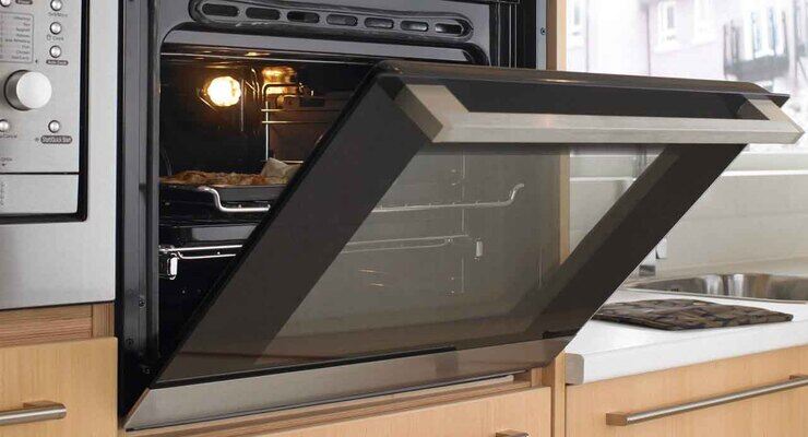 Vitre de four sale avec des traces de graisse et de projections alimentaires