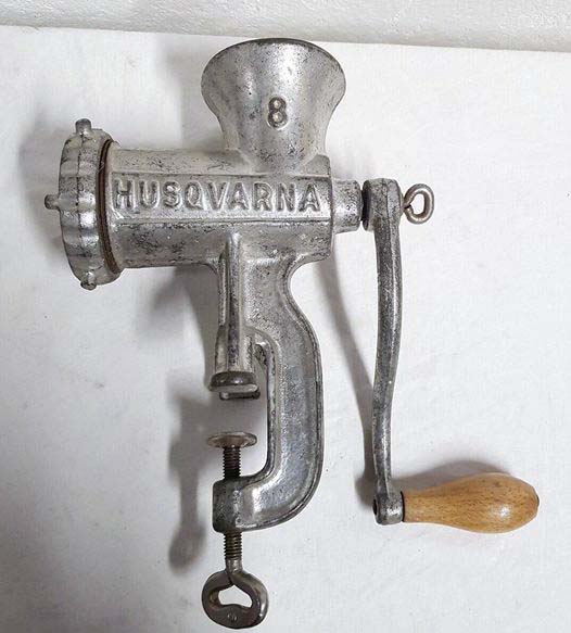 Photo d'un objet en métal ancien posé sur une table, au design robuste et intrigant