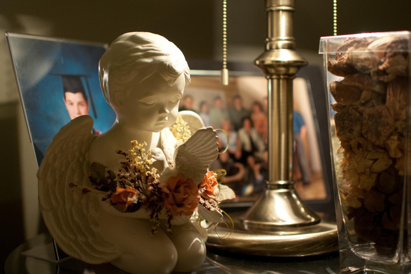 Illustration d'une femme entourée d'une nuée de souvenirs et de parfums