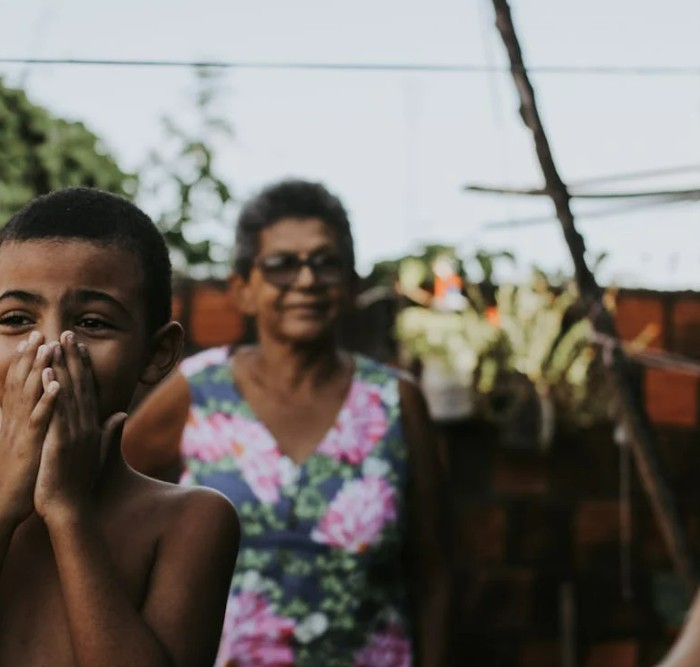 Femme aux yeux bleus clairs, un héritage familial
