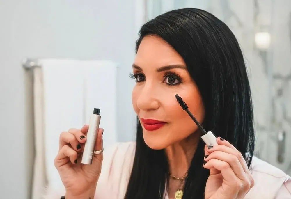 Femme appliquant une touche légère de maquillage