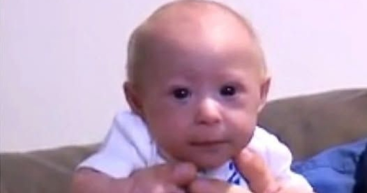 Mère adaptant avec soin un petit meuble ou un jouet pour son enfant