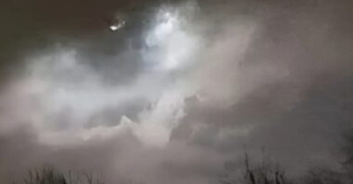 Photo d'un ciel avec une formation nuageuse particulière au-dessus de la mer