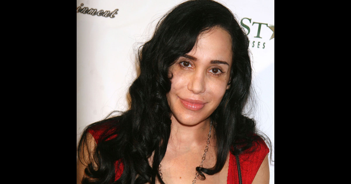 Portrait de Nadia Suleman évoquant son parcours de mère